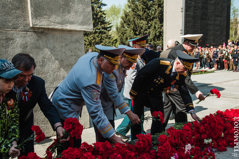 Сценарий митинга на площади 9 мая. Памятники ко Дню Победы. 9 Мая у памятника славы. Памятники Ульяновска к 9 мая. Монумент славы Новосибирск фото 9 мая.