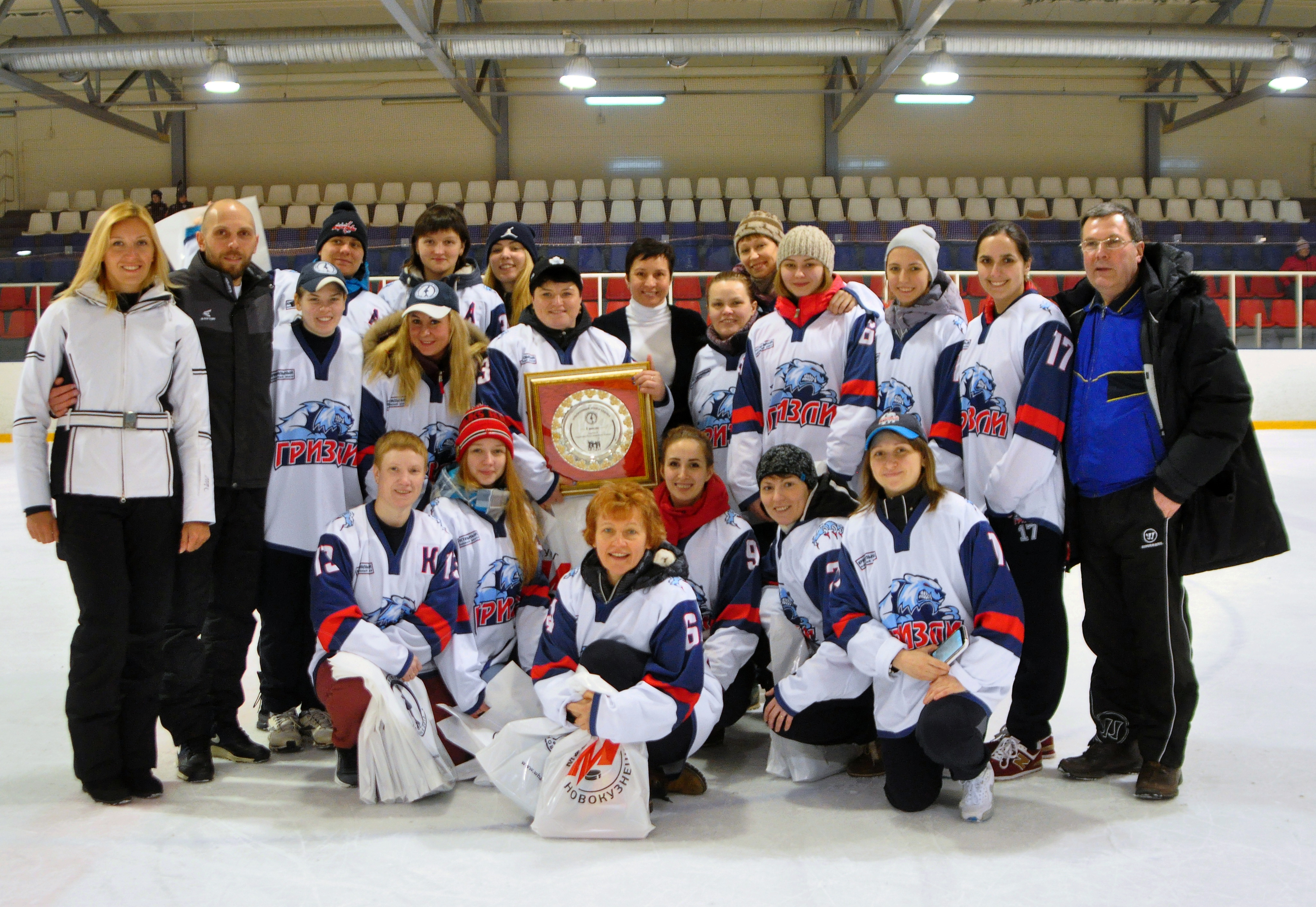 Жхл команды. Новосибирская женская хоккейная команда. Гризли женская хоккейная команда. Гризли команда хоккей. Женские хоккейные команды Новосибирск.