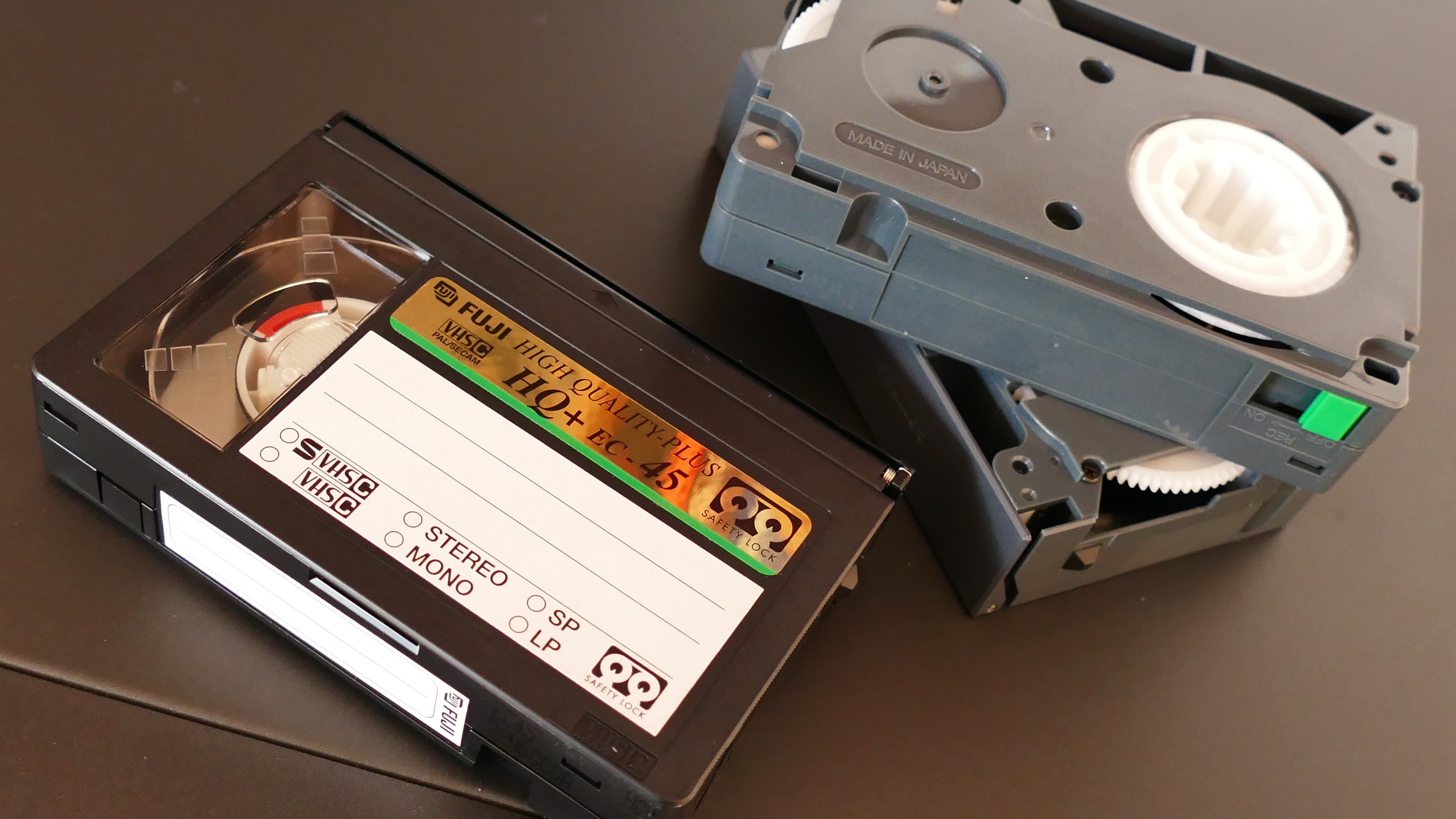 День кассеты. Кассеты ВХС 3д. Видеокассета VHS B v2000. VHS-C 60. Кассета е-300.