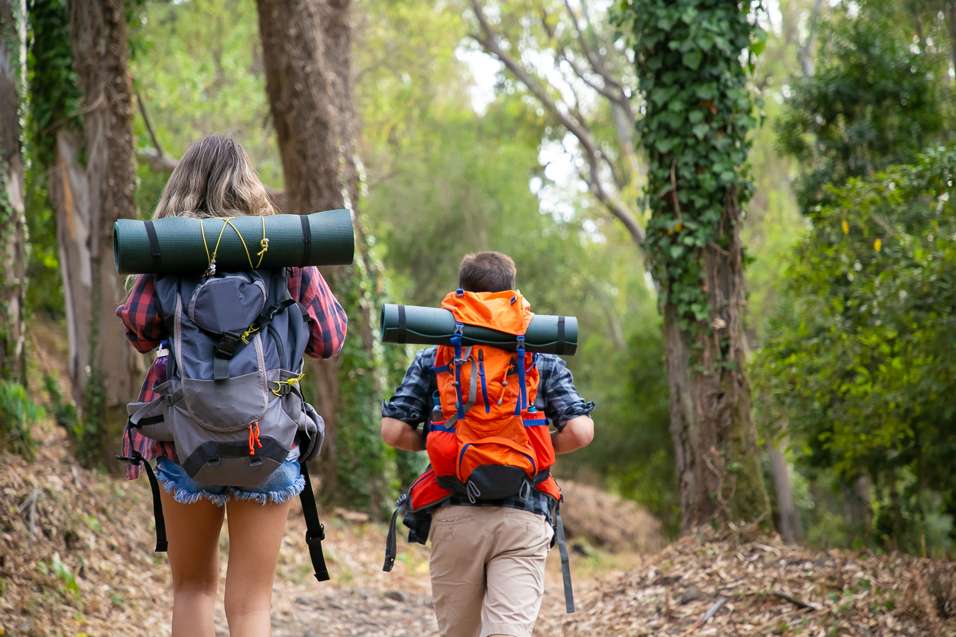 Решает отправиться. Дикие люди походы вдвоем. Типы людей в походе. Backpacking together.