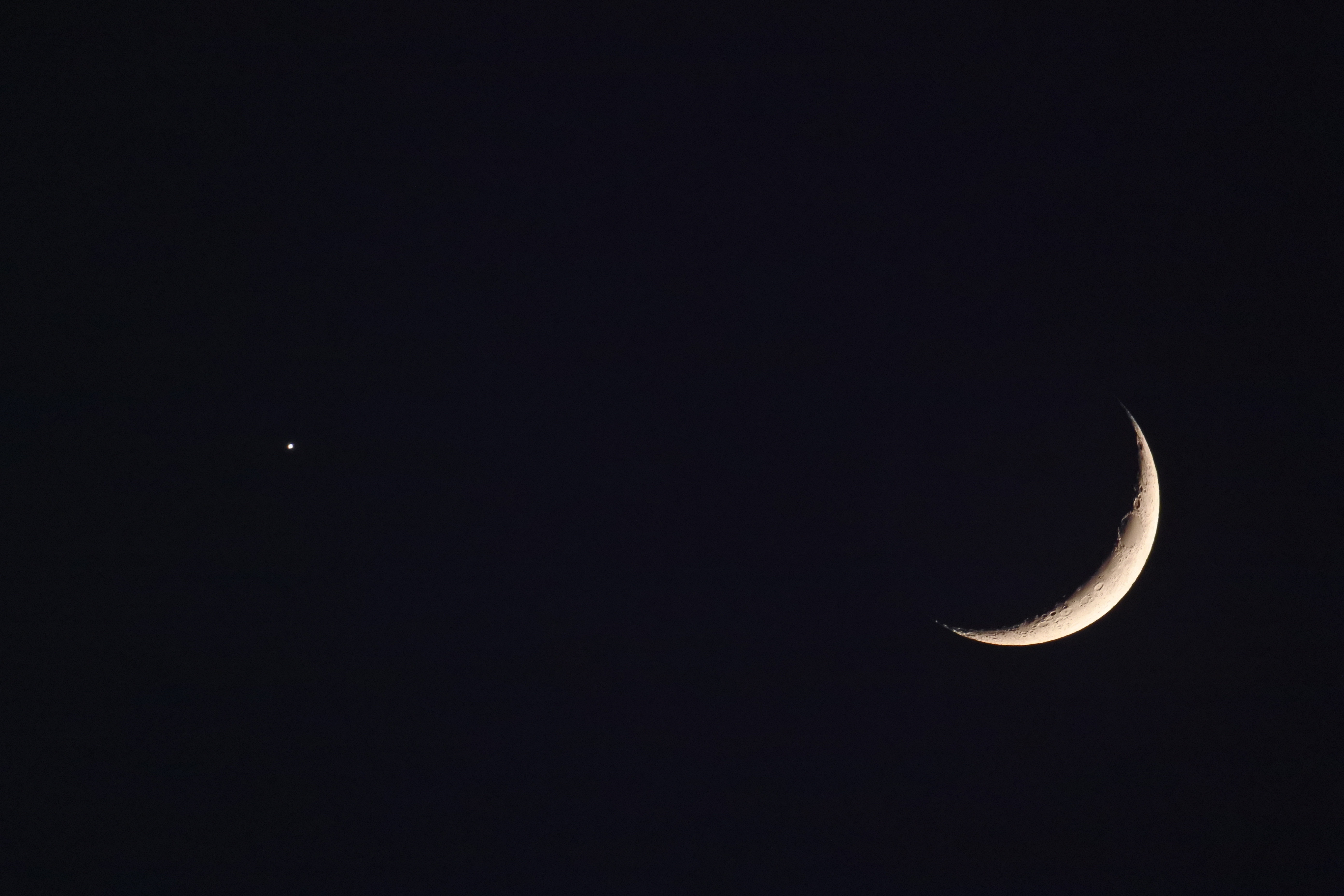 24 января лунный. Молодая Луна. Луна полумесяц. Новолуние. Новолуние картинки.