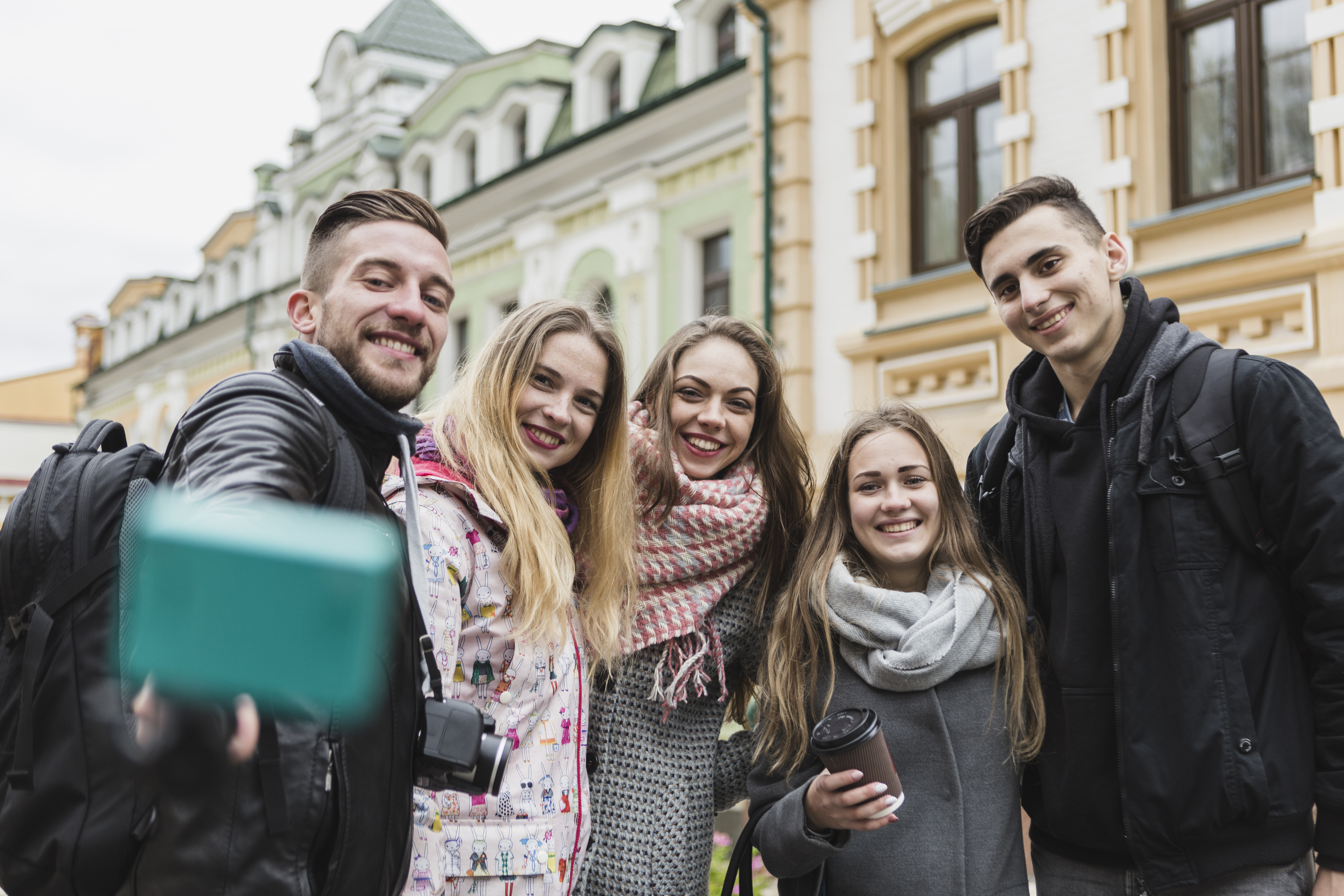 Что слушает молодежь в 2024 году. Улица счастливых людей. Мода молодежи 2024. Style 2024 молодежь. Молодежь 2024 в одном фото.