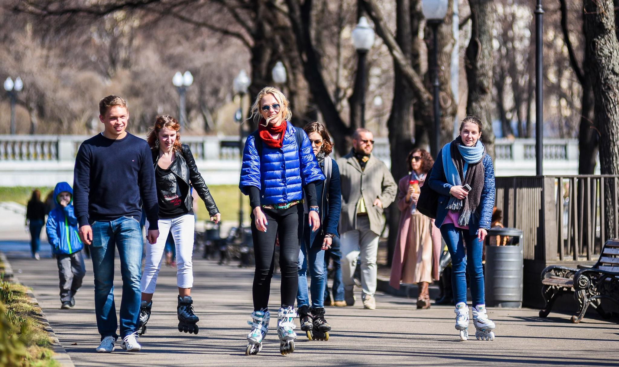 Городские имена. Прогулка на улице. Люди гуляют в парке. Городская прогулка. Люди гуляют по городу.