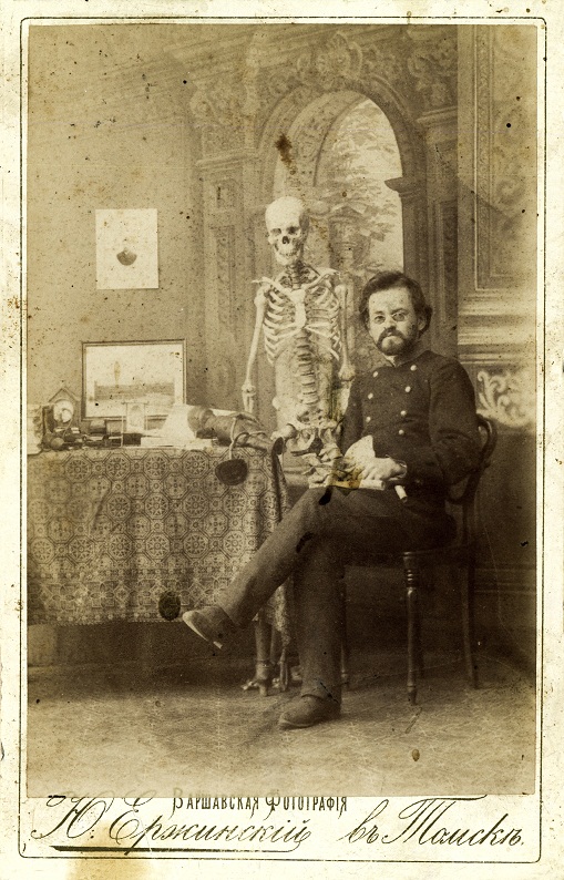 Памятная фотография Ю. Ф. Ержинскаго, предположительно, томского врача, 1898г.jpg