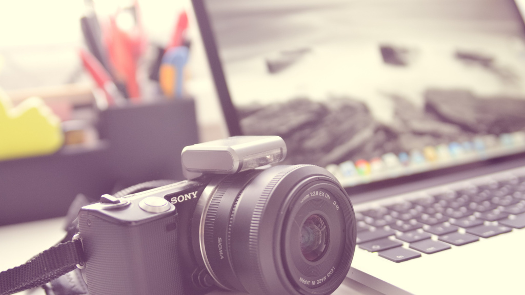 MacBook_and_Sony_DSLR_Ultra_HD.jpg