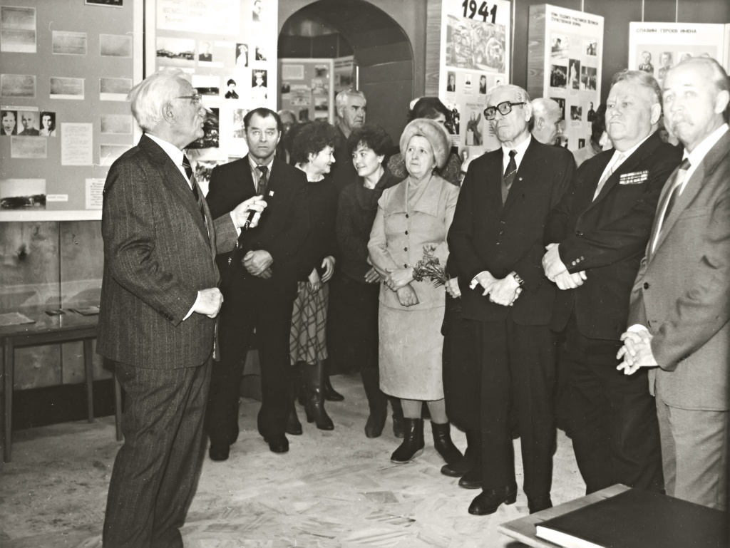 Открытие музея Октябрьского района, 1988 г..jpg