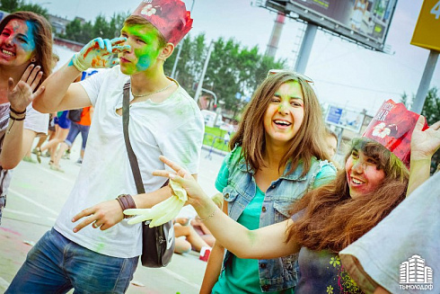 Фестиваль красок "Holi-Day" у ТЦ "МЕГА"