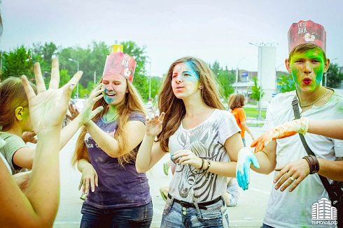 Фестиваль красок "Holi-Day" у ТЦ "МЕГА"