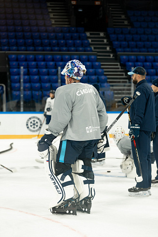 Шайбу, шайбу сибирские хоккеисты! 