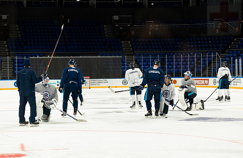 Шайбу, шайбу сибирские хоккеисты! 