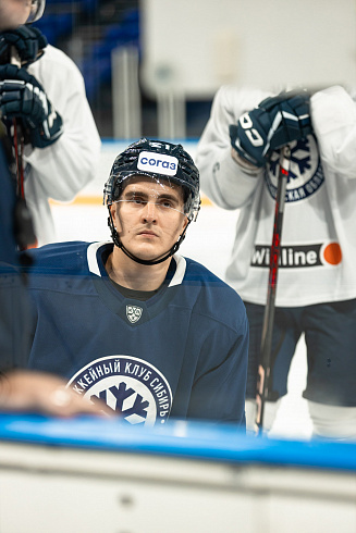 Шайбу, шайбу сибирские хоккеисты! 