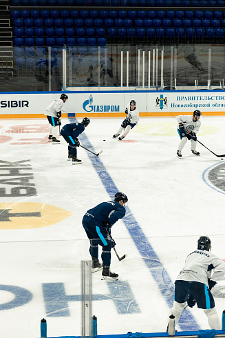 Шайбу, шайбу сибирские хоккеисты! 