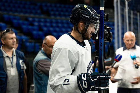Шайбу, шайбу сибирские хоккеисты! 