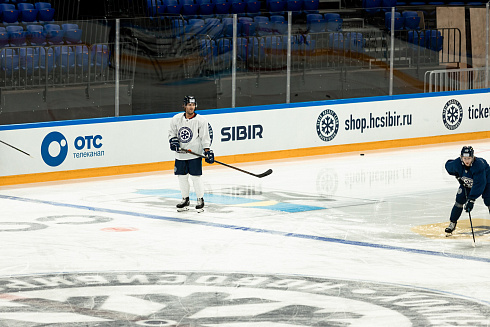 Шайбу, шайбу сибирские хоккеисты! 