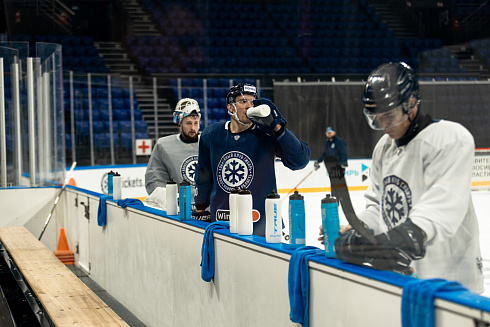 Шайбу, шайбу сибирские хоккеисты! 