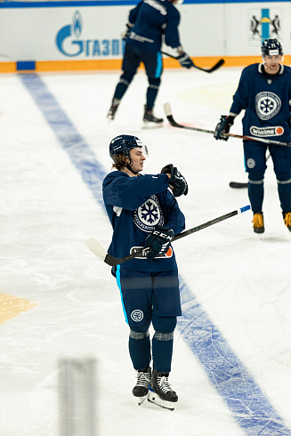 Шайбу, шайбу сибирские хоккеисты! 