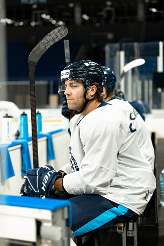 Шайбу, шайбу сибирские хоккеисты! 