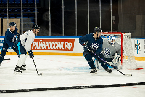 Шайбу, шайбу сибирские хоккеисты! 