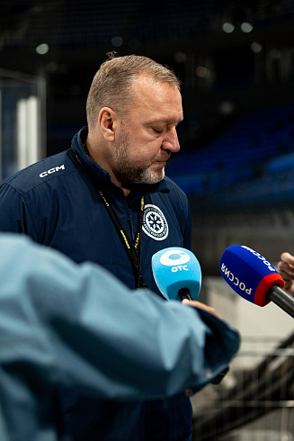 Шайбу, шайбу сибирские хоккеисты! 