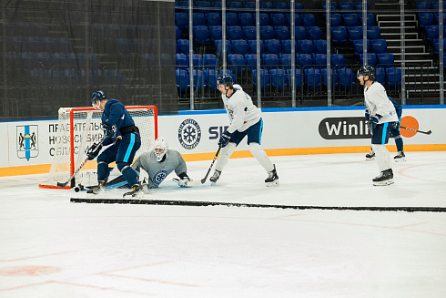 Шайбу, шайбу сибирские хоккеисты! 