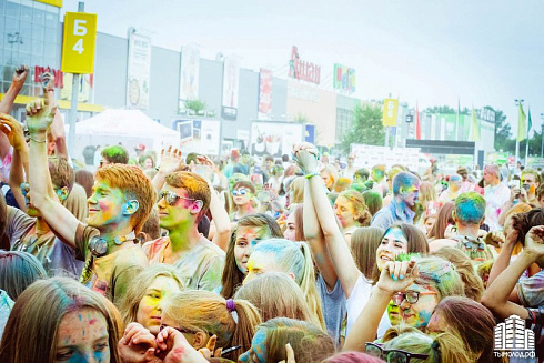 Фестиваль красок "Holi-Day" у ТЦ "МЕГА"