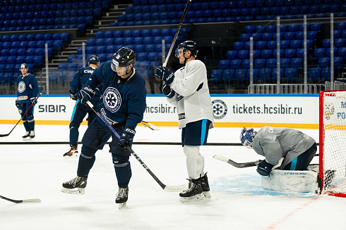 Шайбу, шайбу сибирские хоккеисты! 