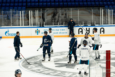 Шайбу, шайбу сибирские хоккеисты! 