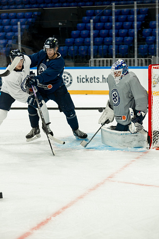 Шайбу, шайбу сибирские хоккеисты! 