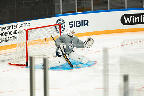 Шайбу, шайбу сибирские хоккеисты! 