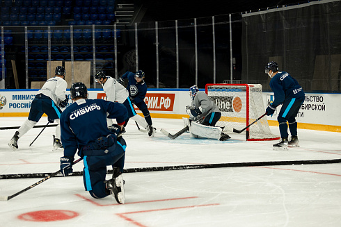 Шайбу, шайбу сибирские хоккеисты! 