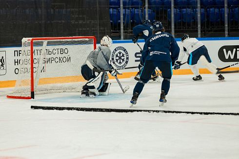 Шайбу, шайбу сибирские хоккеисты! 