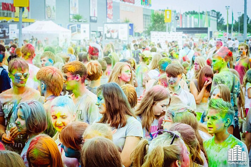 Фестиваль красок "Holi-Day" у ТЦ "МЕГА"