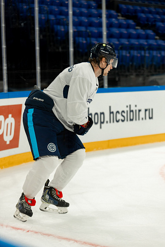 Шайбу, шайбу сибирские хоккеисты! 