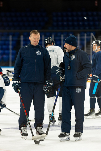 Шайбу, шайбу сибирские хоккеисты! 