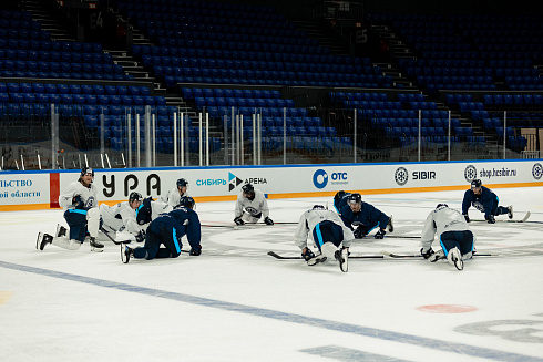 Шайбу, шайбу сибирские хоккеисты! 