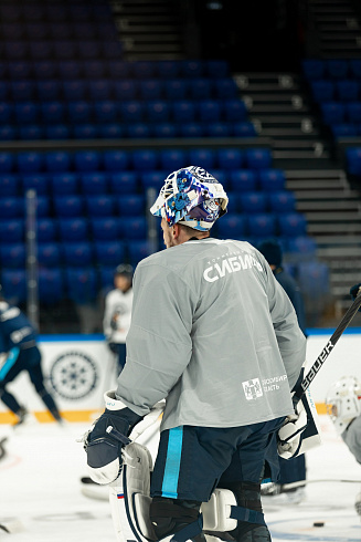 Шайбу, шайбу сибирские хоккеисты! 
