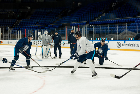 Шайбу, шайбу сибирские хоккеисты! 