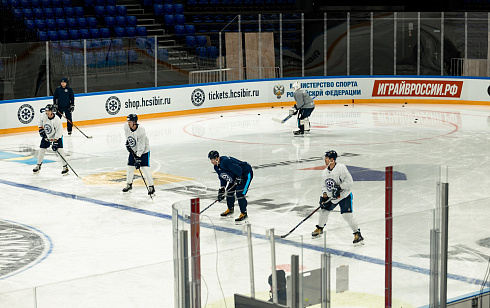 Шайбу, шайбу сибирские хоккеисты! 