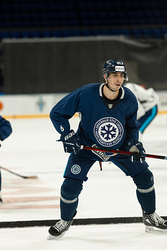 Шайбу, шайбу сибирские хоккеисты! 