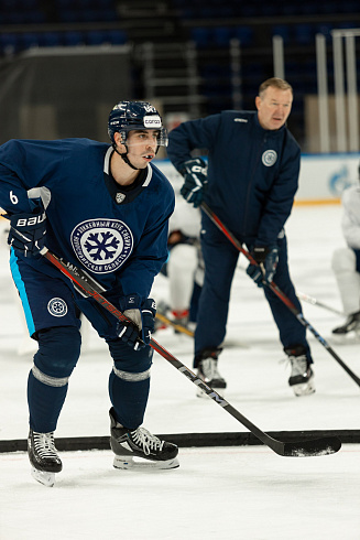 Шайбу, шайбу сибирские хоккеисты! 