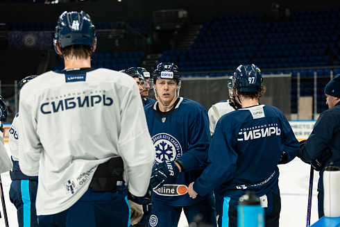 Шайбу, шайбу сибирские хоккеисты! 