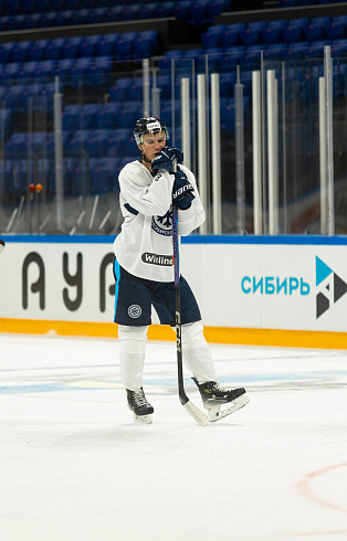 Шайбу, шайбу сибирские хоккеисты! 