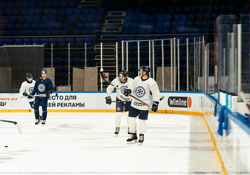 Шайбу, шайбу сибирские хоккеисты! 