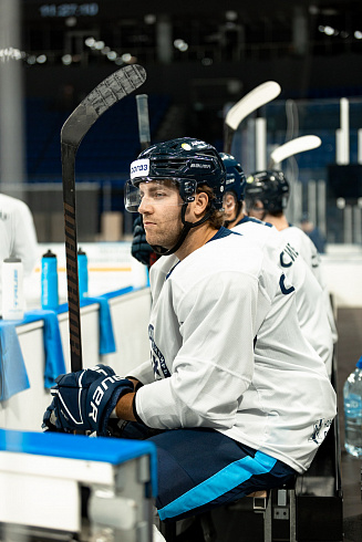 Шайбу, шайбу сибирские хоккеисты! 