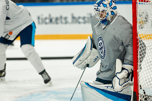 Шайбу, шайбу сибирские хоккеисты! 