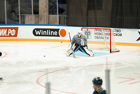 Шайбу, шайбу сибирские хоккеисты! 