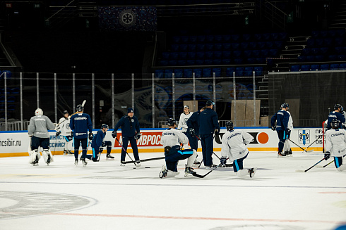 Шайбу, шайбу сибирские хоккеисты! 