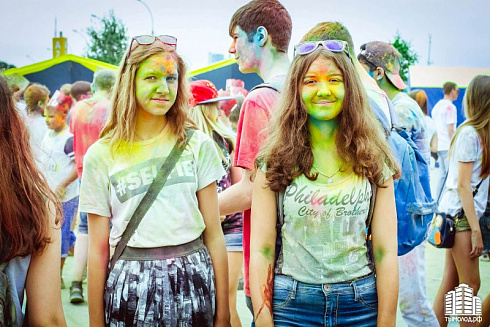 Фестиваль красок "Holi-Day" у ТЦ "МЕГА"