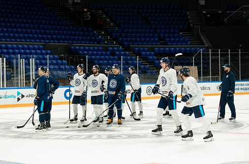 Шайбу, шайбу сибирские хоккеисты! 