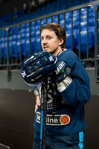 Шайбу, шайбу сибирские хоккеисты! 